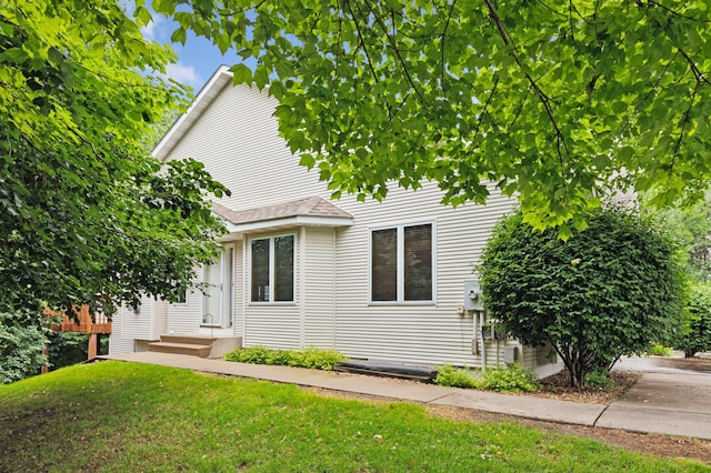 3406 Eagan Oaks Ct, Eagan, MN 55123 - view of front facade with a front yard