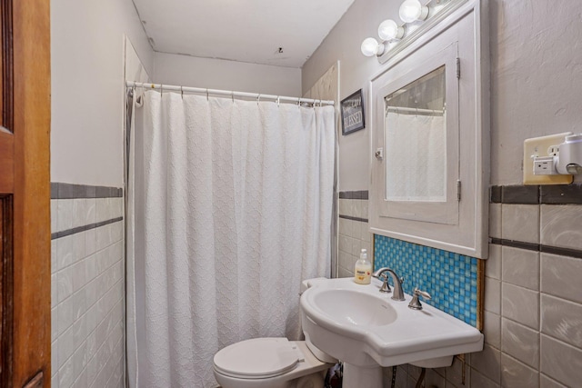 116 3rd Ave SE, Osseo, MN 55369 - full bath featuring tile walls, wainscoting, and a shower with shower curtain