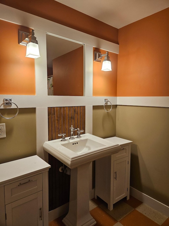 1504 4th St NE, Willmar, MN 56201 - full bathroom with baseboards