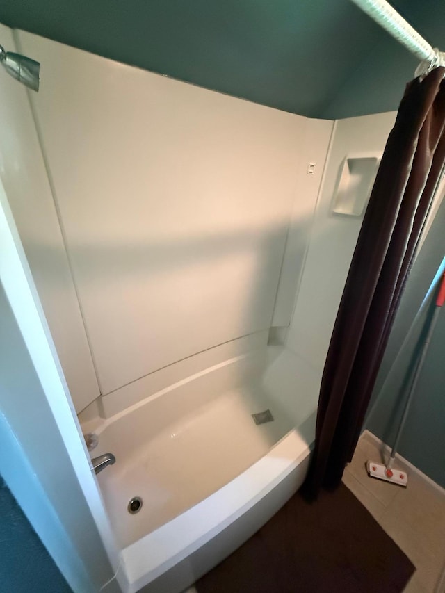 681 8th St, Walnut Grove, MN 56180 - full bath with shower / tub combo with curtain
