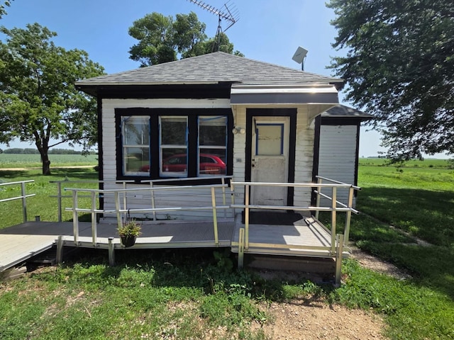 48685 105th St, Pleasant Mound Twp, MN 56010 - view of front facade with roof with shingles, a front yard, and a wooden deck