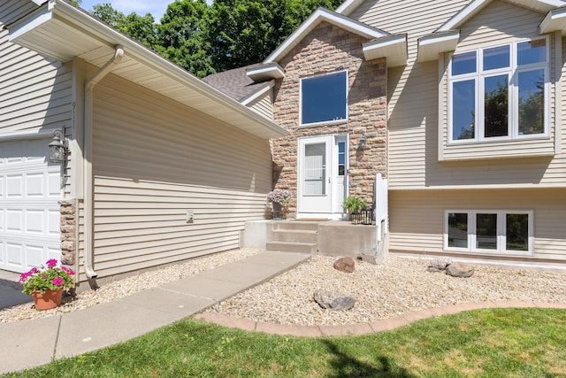 911 Hazelwood Ct, Buffalo, MN 55313 - property entrance featuring stone siding
