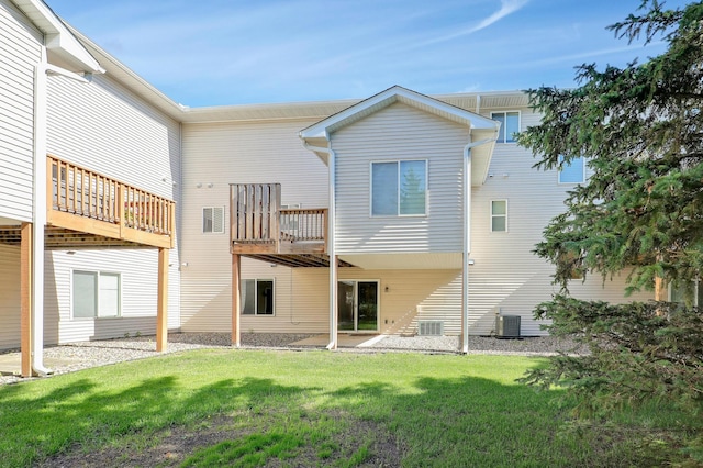 9633 Belmont Ln, Eden Prairie, MN 55347 - rear view of property featuring a lawn