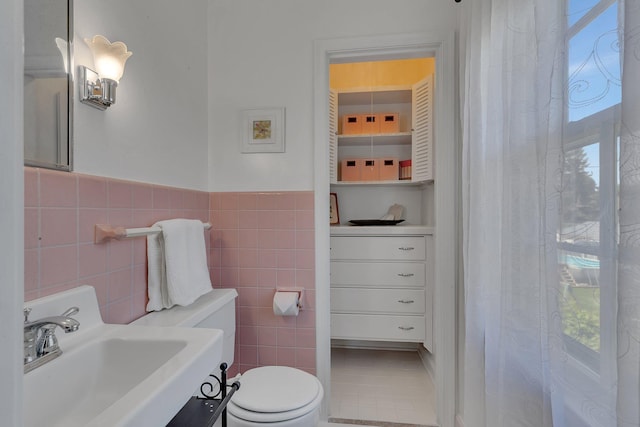426 Armstrong Ave, Litchfield, MN 55355 - full bathroom featuring tile walls and a wainscoted wall