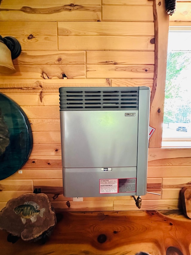 1414 E Shore Dr, Edgewater, WI 54817 - detailed view of wooden walls