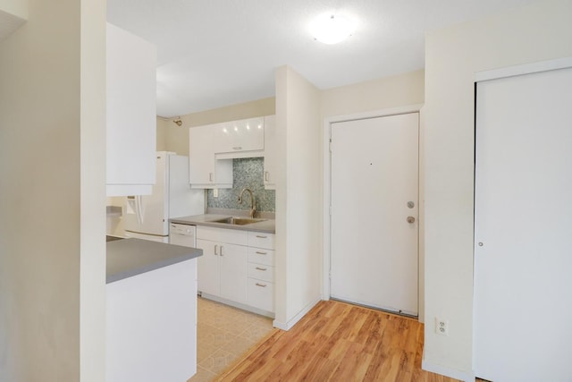 66 9th St E Unit 1315, Saint Paul, MN 55101 - kitchen featuring white cabinets, white appliances, tasteful backsplash, light wood-type flooring, and modern cabinets