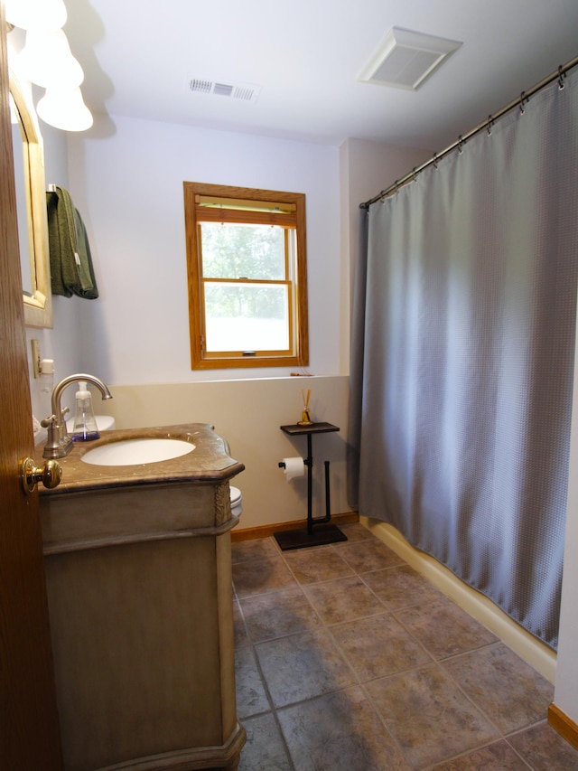 237 Plainview Dr, Troy Twp, WI 54022 - bathroom featuring vanity and curtained shower