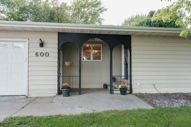 600 Venn St, Sherburn, MN 56171 - entrance to property featuring covered porch and a garage