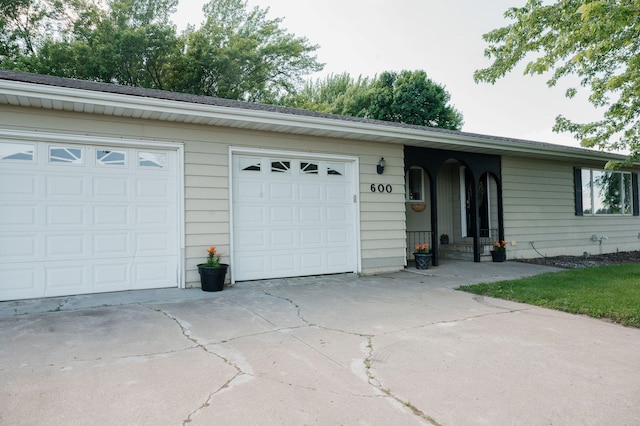 600 Venn St, Sherburn, MN 56171 - ranch-style house with concrete driveway and a garage