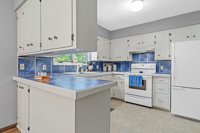 6670 Maple Dr, Rockford, MN 55373 - kitchen featuring white appliances, under cabinet range hood, decorative backsplash, and a peninsula