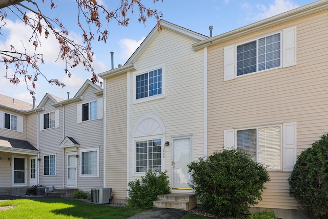 13066 Crimson Clover Ln, Eden Prairie, MN 55347 - view of front of home with a front yard