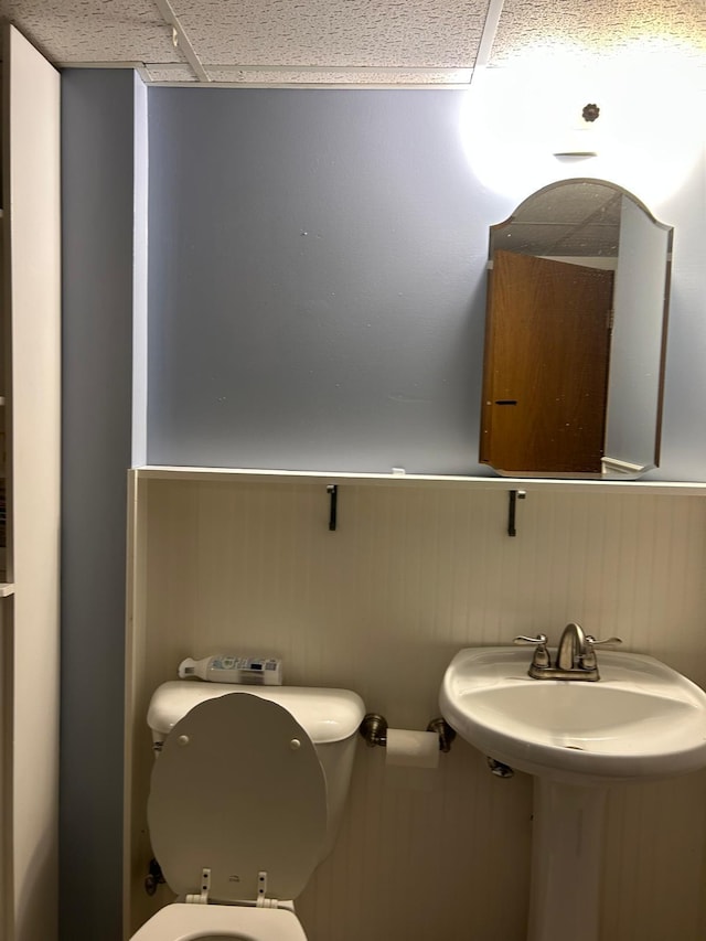 3324 131st Ln NW, Coon Rapids, MN 55448 - bathroom featuring wainscoting
