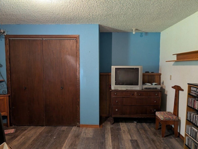 670 23rd Ave NE, Sauk Rapids, MN 56379 - bedroom featuring a textured ceiling, wood finished floors, and a closet