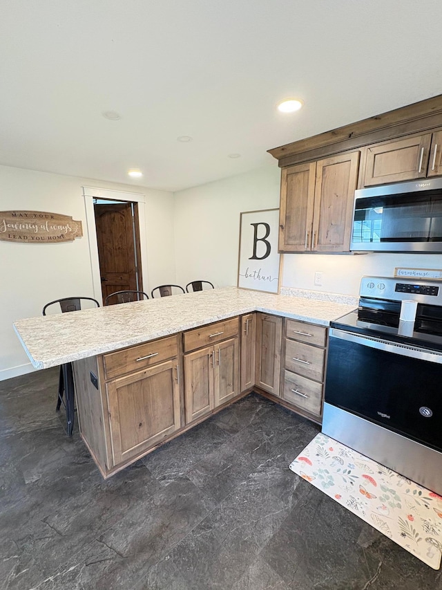 2812 150th St, Maxwell Twp, MN 56232 - kitchen with stainless steel appliances, a peninsula, a breakfast bar, and recessed lighting