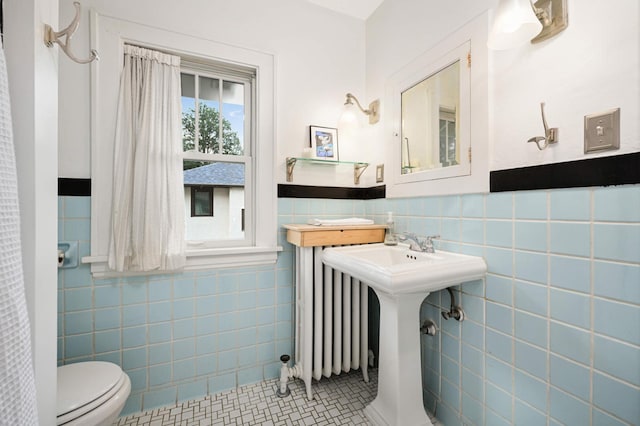 901 42nd St, Minneapolis, MN 55409 - full bath with tile walls, tile patterned flooring, and wainscoting
