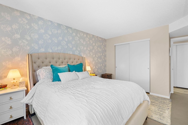 121 Washington Ave S Unit 513, Minneapolis, MN 55401 - bedroom featuring wallpapered walls and a closet