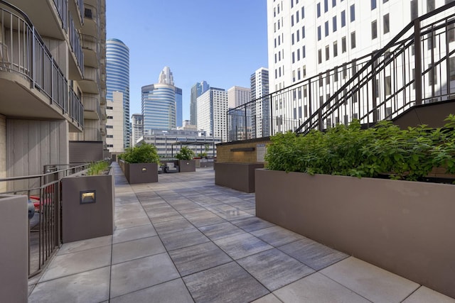 121 Washington Ave S Unit 513, Minneapolis, MN 55401 - view of property's community with a skyline view