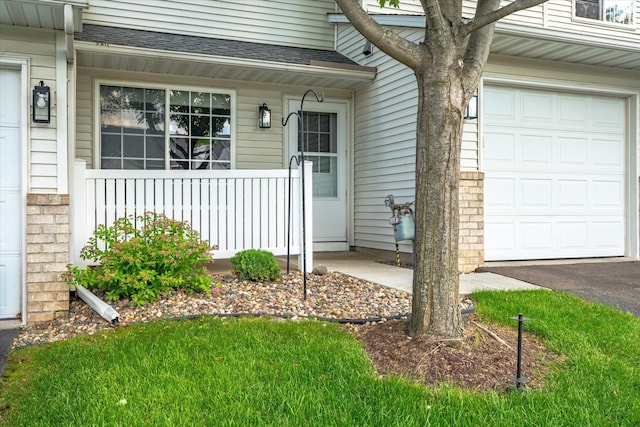 8731 Quarry Ridge Ln Unit B, Woodbury, MN 55125 - entrance to property featuring roof with shingles