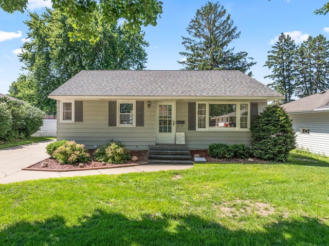 1917 2nd Ave NW, Austin, MN 55912 - ranch-style house featuring a front lawn and roof with shingles