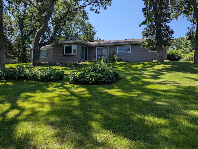 417 Ridge Rd, Albert Lea, MN 56007 - rear view of house with a lawn