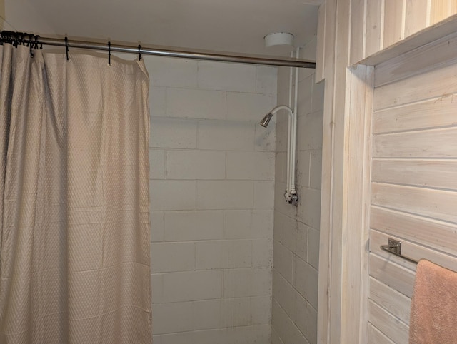417 Ridge Rd, Albert Lea, MN 56007 - bathroom featuring curtained shower