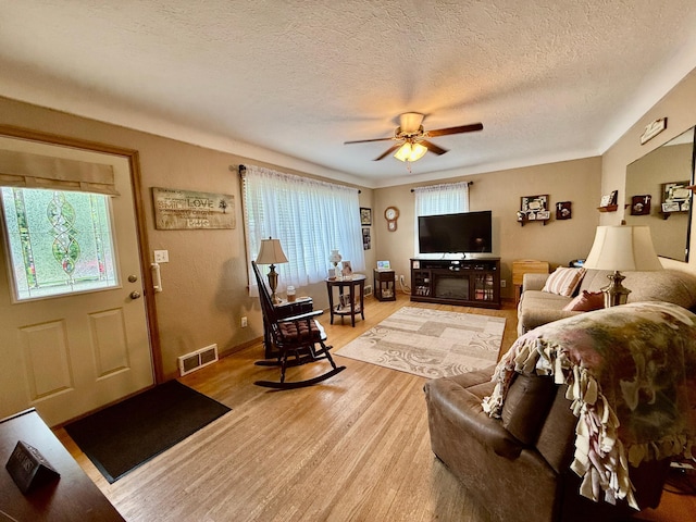 905 Clausen Ave, Albert Lea, MN 56007 - living area featuring a ceiling fan, light wood-style flooring, and a textured ceiling
