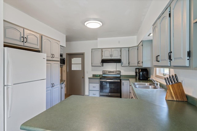602 8th St NW, Chisholm, MN 55719 - kitchen featuring freestanding refrigerator, electric range, under cabinet range hood, a peninsula, and gray cabinetry