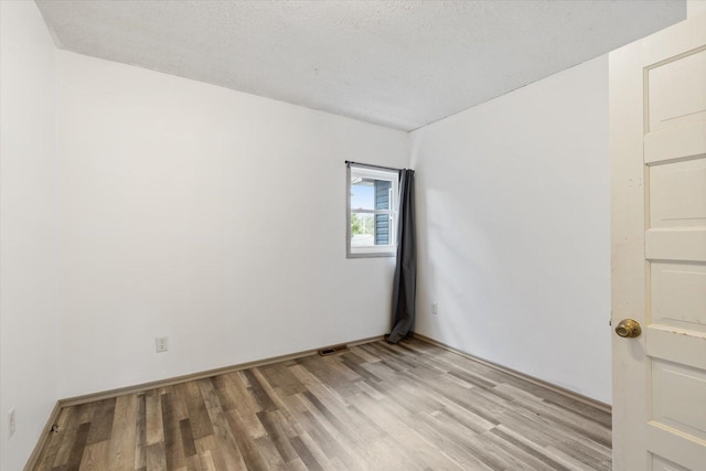 602 8th St NW, Chisholm, MN 55719 - empty room featuring light wood-type flooring and baseboards