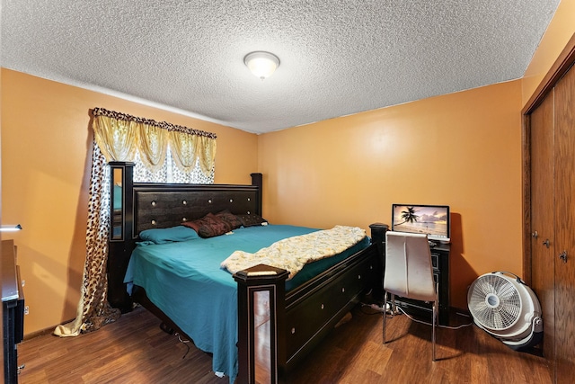 7609 James Ave N, Brooklyn Park, MN 55444 - bedroom featuring wood finished floors, a textured ceiling, and a closet