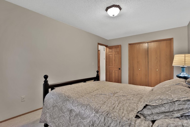 6 Pleasant View Ln, Circle Pines, MN 55014 - bedroom with carpet flooring, a closet, and a textured ceiling