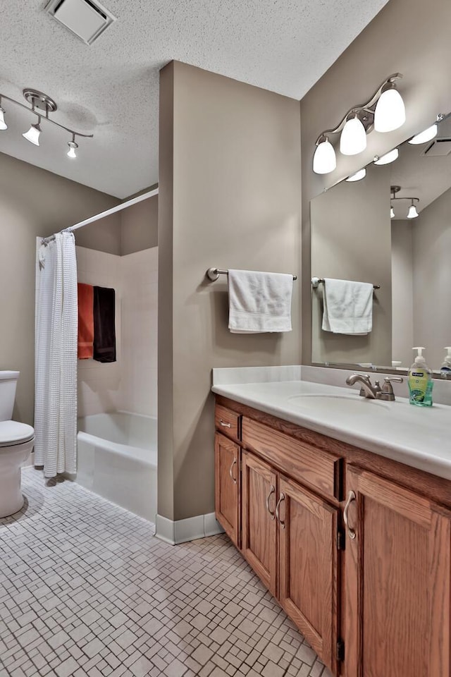 6 Pleasant View Ln, Circle Pines, MN 55014 - bathroom with vanity, shower / bath combo, and a textured ceiling