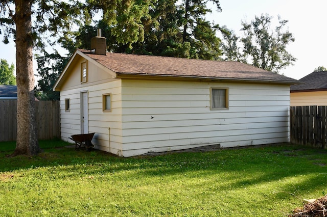 308 Maple Ave S, Thief River Falls, MN 56701 - view of outbuilding featuring a fenced backyard