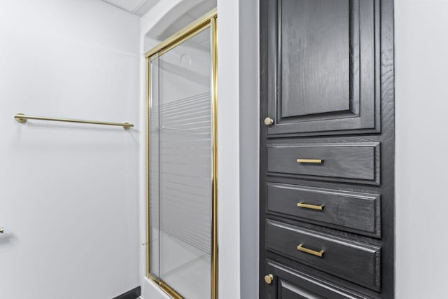 2100 10th St SW, Austin, MN 55912 - full bath with a shower stall