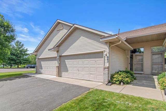 940 14th Ln SE, Cambridge, MN 55008 - view of front of house with an attached garage and asphalt driveway
