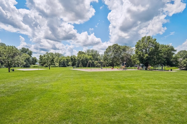 2722 Autumn Woods Dr, Chaska, MN 55318 - view of community with a lawn