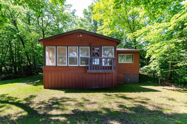 90162 Shady Oak Ln, Kerrick Twp, MN 55756 - view of front facade featuring a front yard and a sunroom
