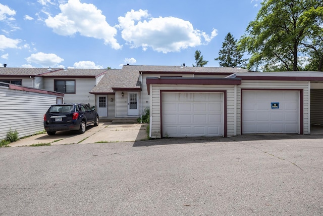 929 40th St NW, Rochester, MN 55901 - view of front of home featuring a shingled roof