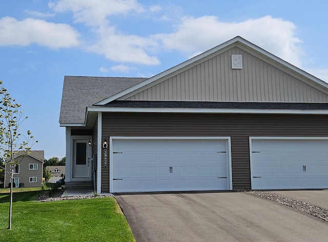 39773 Fallbrook Ave, North Branch, MN 55056 - ranch-style home with roof with shingles, driveway, and a front lawn