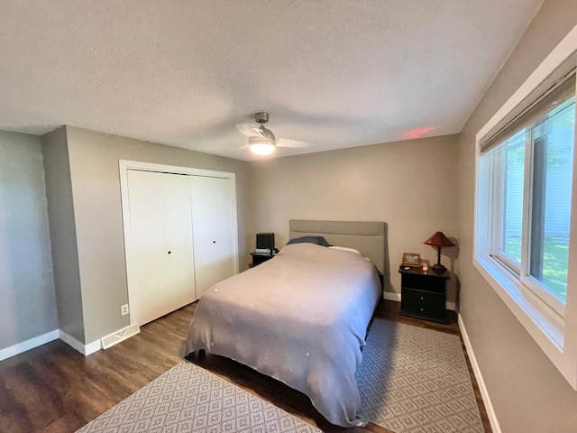 402 Range Rd, Springfield, MN 56087 - bedroom with dark wood finished floors, a ceiling fan, a closet, and a textured ceiling