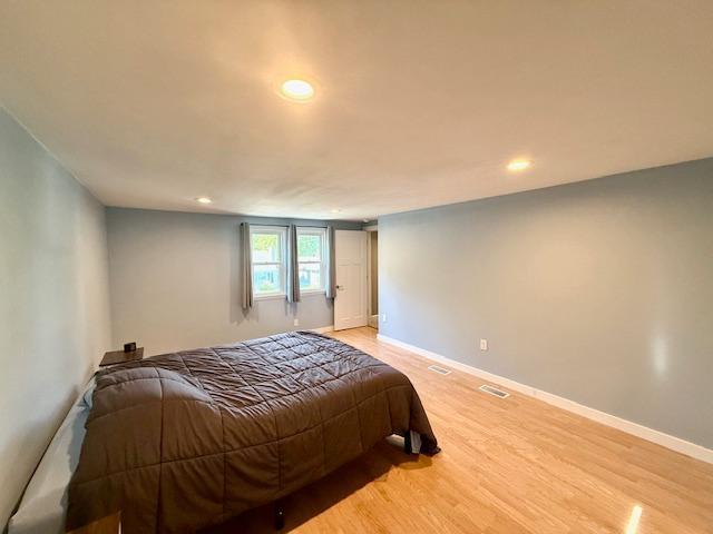 713 Grove St E, Caledonia, MN 55921 - bedroom featuring light wood-style flooring and recessed lighting