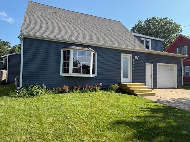 713 Grove St E, Caledonia, MN 55921 - view of front facade featuring an attached garage, driveway, and a front yard
