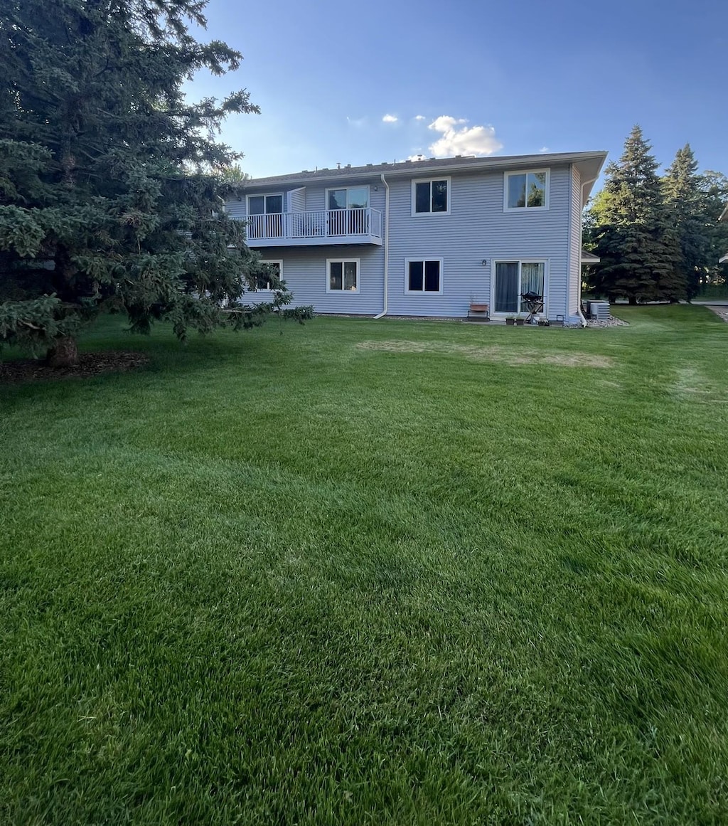 1011 Pond View Ct, Vadnais Heights, MN 55127 - back of house featuring a lawn and a balcony