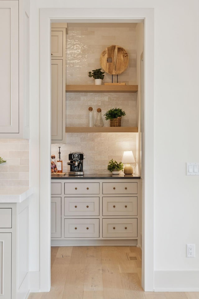 6176 Broadview Ave, Credit River Twp, MN 55372 - detailed view of decorative backsplash