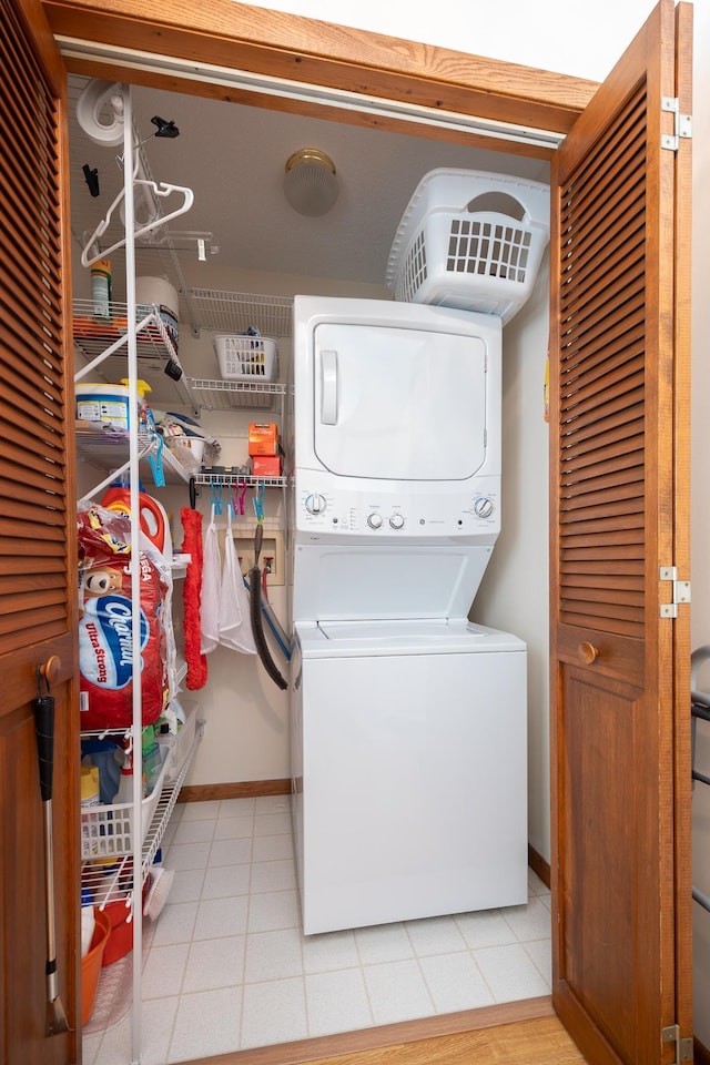3925 Plainview Dr NW, Hackensack, MN 56452 - laundry area featuring stacked washer / drying machine and baseboards