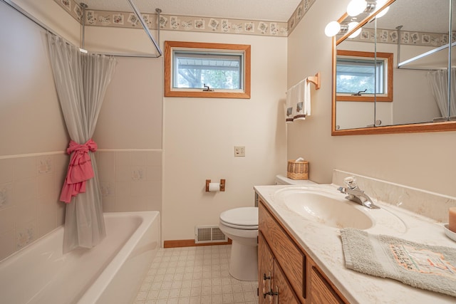 3925 Plainview Dr NW, Hackensack, MN 56452 - bathroom featuring healthy amount of natural light, a tub, tile patterned floors, and vanity