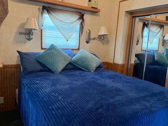 5055 Lake Mary Dr SW Unit 18, Alexandria, MN 56308 - bedroom featuring a closet and wainscoting