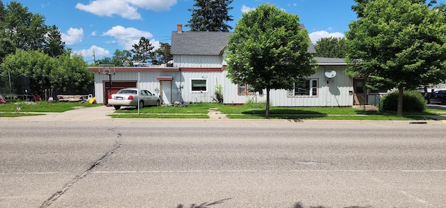 625 2nd Ave NE, Staples, MN 56479 - view of front of house featuring an attached garage, driveway, and a front lawn