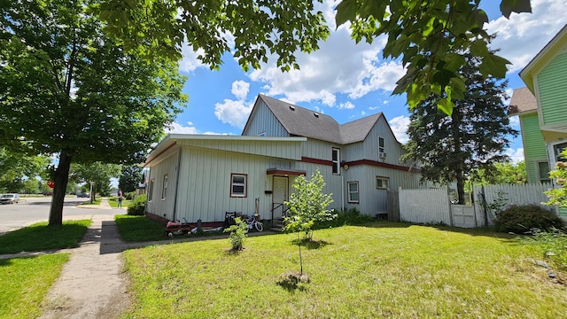 625 2nd Ave NE, Staples, MN 56479 - view of front facade featuring board and batten siding