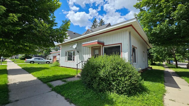 625 2nd Ave NE, Staples, MN 56479 - view of property exterior with board and batten siding and a yard