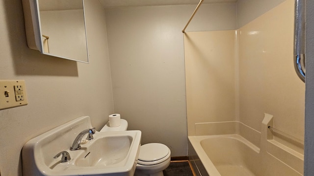 625 2nd Ave NE, Staples, MN 56479 - full bathroom with toilet and washtub / shower combination